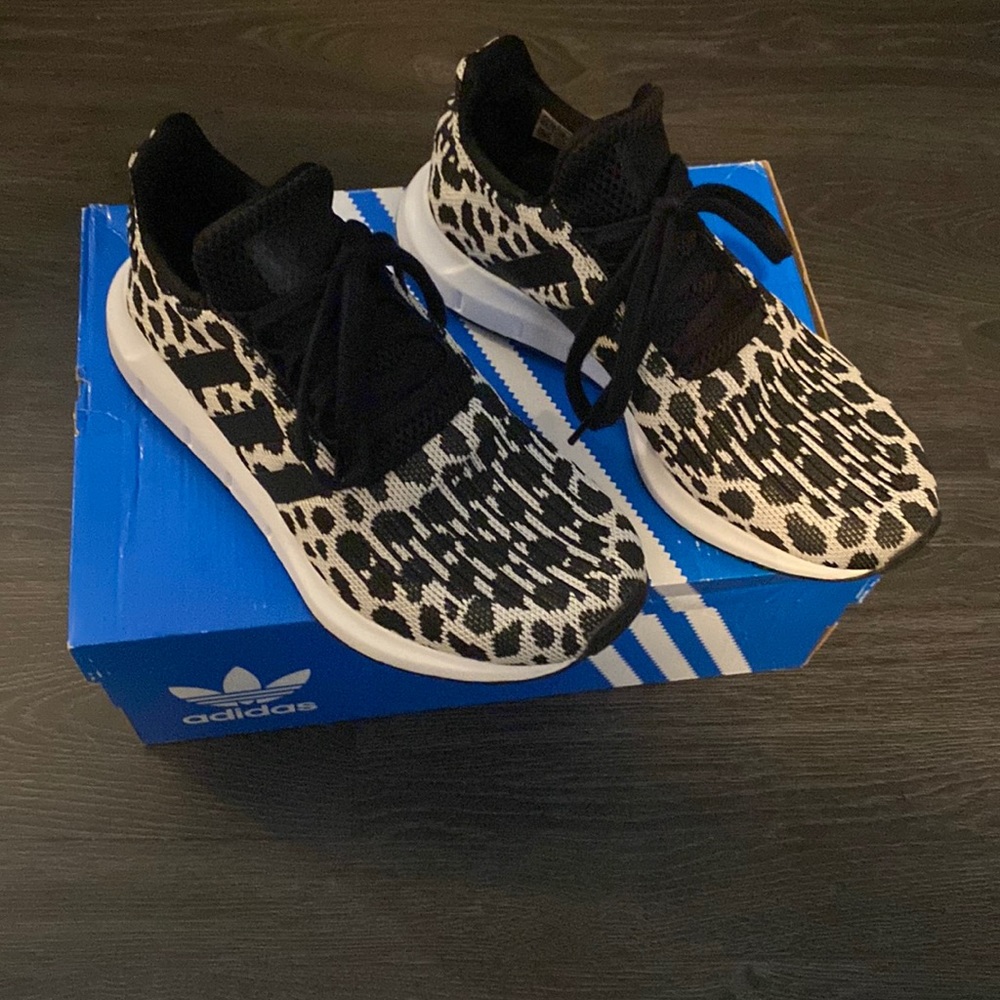 Adidas Swift Run Leopard print sneakers 🖤🤍 size 6.5 fit like 7